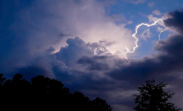 DylanTalksTone's tweet photo. #dylantalkstone #lightning #thunderstorm #nightimephotography #contentmarketing #photography #panasonicg85 #vlogging https://t.co/bke7qO8Yx0