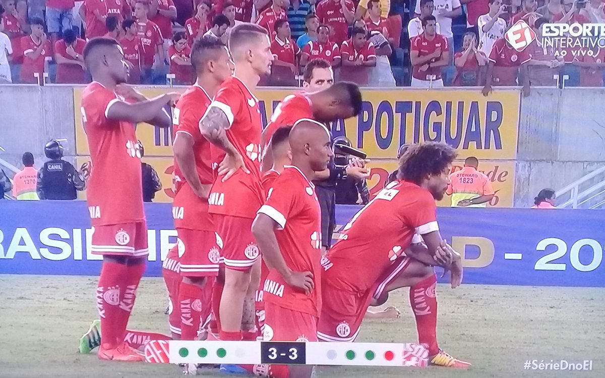 RemistaRealista's tweet photo. Acompanhando o sofrimento do Mecão. Aguarda aí pra gente subir junto ano que vem. #ComoEm2005 #SérieDnoEI https://t.co/l8wTOL50po