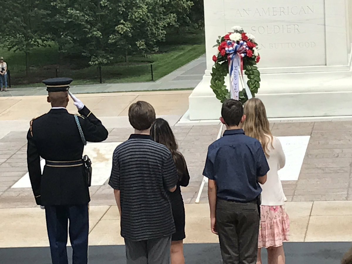 HistoryAdvocate's tweet photo. Valley View MS students placing a wreath at the Tomb of the Unknown Soldier at Arlington National Cemetery. A true honor! @MtDiabloUSD @ValleyViewJags https://t.co/fx56TDQSWJ