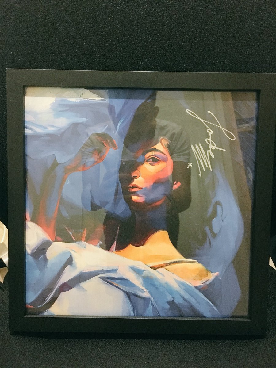 nofreemoonshine's tweet image. GIVEAWAY: ok so when Lorde released Melodrama - she sold the album w a signed poster shortly after its release. It came w two signed posters. I haven’t found a use for the second one, so I wanna give it away to a fan. Like, RT &amp;amp; follow and I will announce the winner on 8th July!!