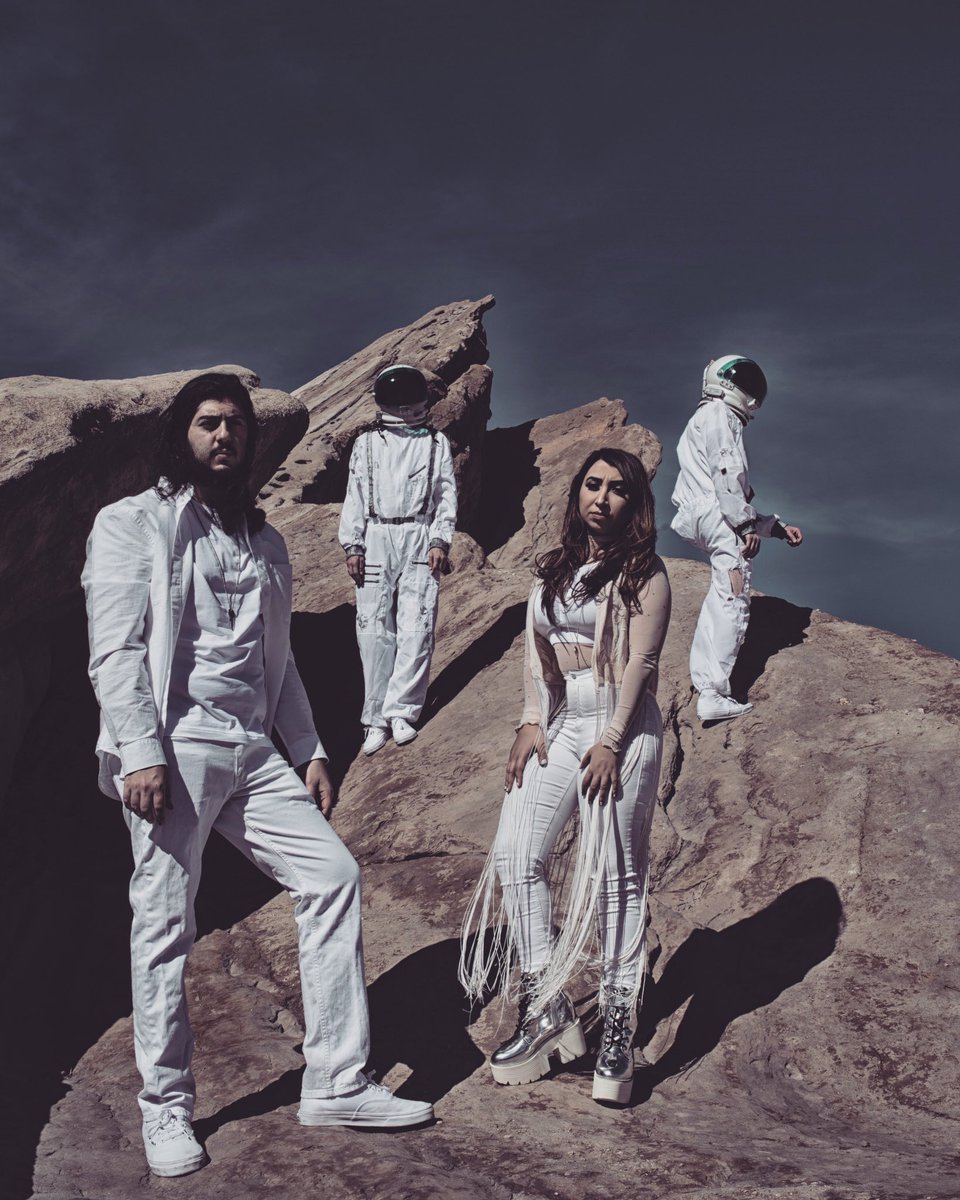 SatelliteCiti's tweet image. Had a blast last night at @venicebeachbar 🌝Thank you to everyone who came out and to all the new faces that stuck around for our set! We love you guys. More show announcements coming soon!