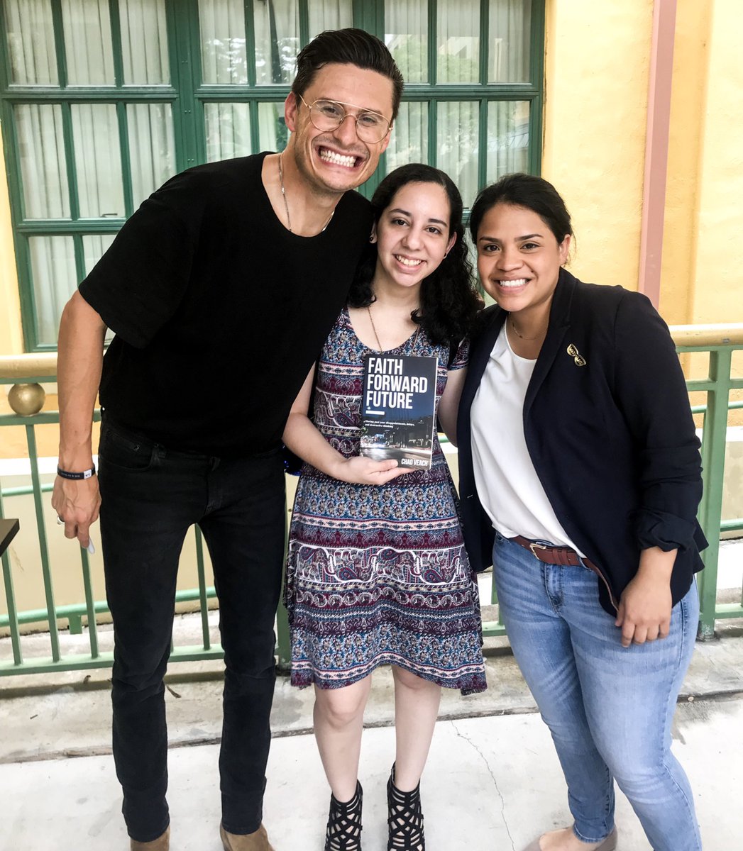 LizMusicPhoto's tweet photo. Met @chadcveach today at the @VousChurch book signing 🤓🙌🏻 Amazing preaching he gave today, and excited to dive into his book! 💗#MarketSetGo https://t.co/dW8aHf5fxu