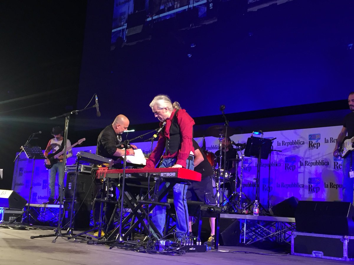 #RepIdee18 Uno scatenatissimo <a href="/InArteMorgan/">Morgan</a> sul palco di #Webnotte speciale ‘Beatles vs Rolling Stones’