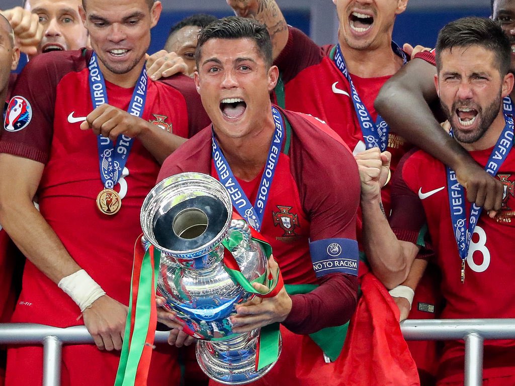 RM13Stats's tweet photo. Cristiano Ronaldo para Portugal 🇵🇹: • 150 juegos 👕• 81 goles ⚽️ • 34 asistencias 🅰️ • 9 torneos 👤• euro 2016 🏆 Leyenda https://t.co/GZbYlttTuG