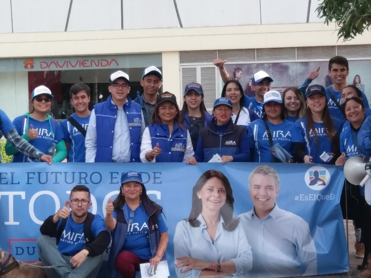 irmalherrera's tweet photo. #DuqueMeConvenció por su juventud, disciplina y lenguaje conciliador y de consensos. Además por @mluciaramirez su excelente fórmula vicepresidencial. Hoy desde @DiverplazaCC continuamos campaña para segunda vuelta @IvanDuque @Baena @FPuentess @ZipaconPaola https://t.co/0szkxbXMUX