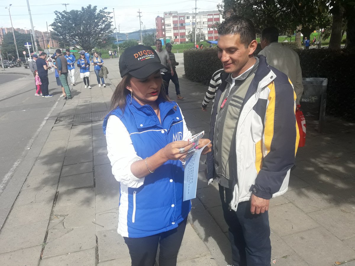 irmalherrera's tweet photo. #DuqueMeConvenció por su juventud, disciplina y lenguaje conciliador y de consensos. Además por @mluciaramirez su excelente fórmula vicepresidencial. Hoy desde @DiverplazaCC continuamos campaña para segunda vuelta @IvanDuque @Baena @FPuentess @ZipaconPaola https://t.co/0szkxbXMUX