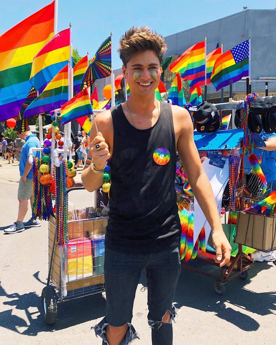 OfficialBradlee's tweet photo. Happy pride homos 🏳️‍🌈💕 https://t.co/FGRg9LRFOI