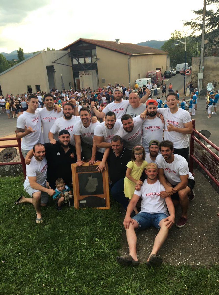 La_Conf63's tweet photo. Images de joie pour rendre hommage de la meilleure des façons à notre pote Matthieu. Bechigue et bringue quoi... Victoire sur le tournoi à 7 de #SaintBonnet https://t.co/lGmvBKBxJl