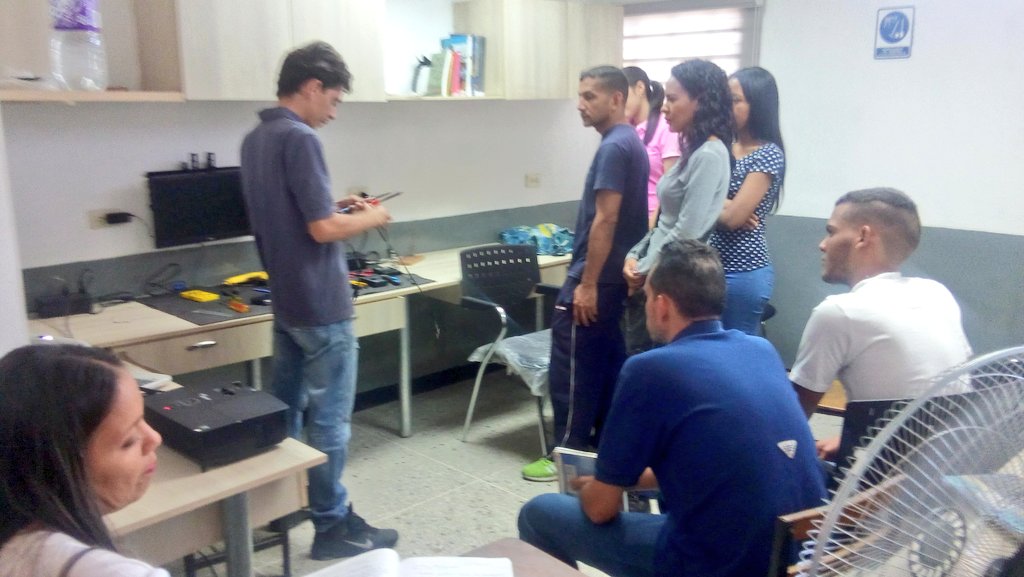 Davidragar's tweet photo. Ayer nos metimos en el Centro Comunal de Mantenimiento Canaima para compartir y aprender en la #AutoFormaciónTL de Reparación y Mantenimiento de Canaimas... Únete al @CCaraboboLibre y entérate en que andamos... https://t.co/CCkkLnD32L