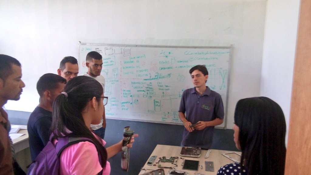 Davidragar's tweet photo. Ayer nos metimos en el Centro Comunal de Mantenimiento Canaima para compartir y aprender en la #AutoFormaciónTL de Reparación y Mantenimiento de Canaimas... Únete al @CCaraboboLibre y entérate en que andamos... https://t.co/CCkkLnD32L