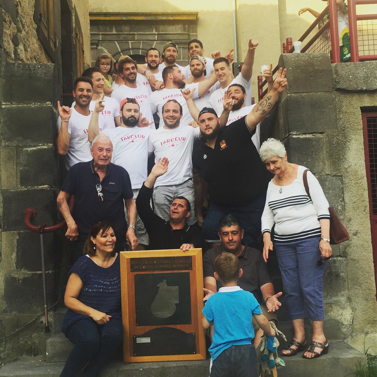 La_Conf63's tweet photo. Images de joie pour rendre hommage de la meilleure des façons à notre pote Matthieu. Bechigue et bringue quoi... Victoire sur le tournoi à 7 de #SaintBonnet https://t.co/lGmvBKBxJl