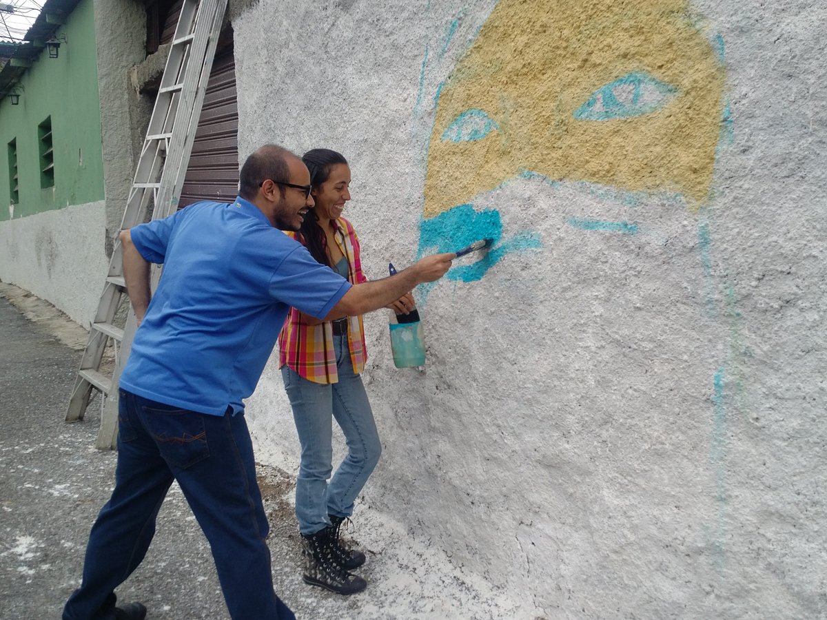 CarlosJRojas13's tweet photo. Conmovedor homenaje el realizado a nuestro joven mártir #NeomarLander a pocos metros de su casa en #Guarenas, quedó hermoso el mural diseñado por el artista plástico @andartes_1 el cual pintamos junto a sus vecinos y familia ¡La lucha de pocos vale por el futuro de muchos! #10Jun https://t.co/IDrUR1zsJG