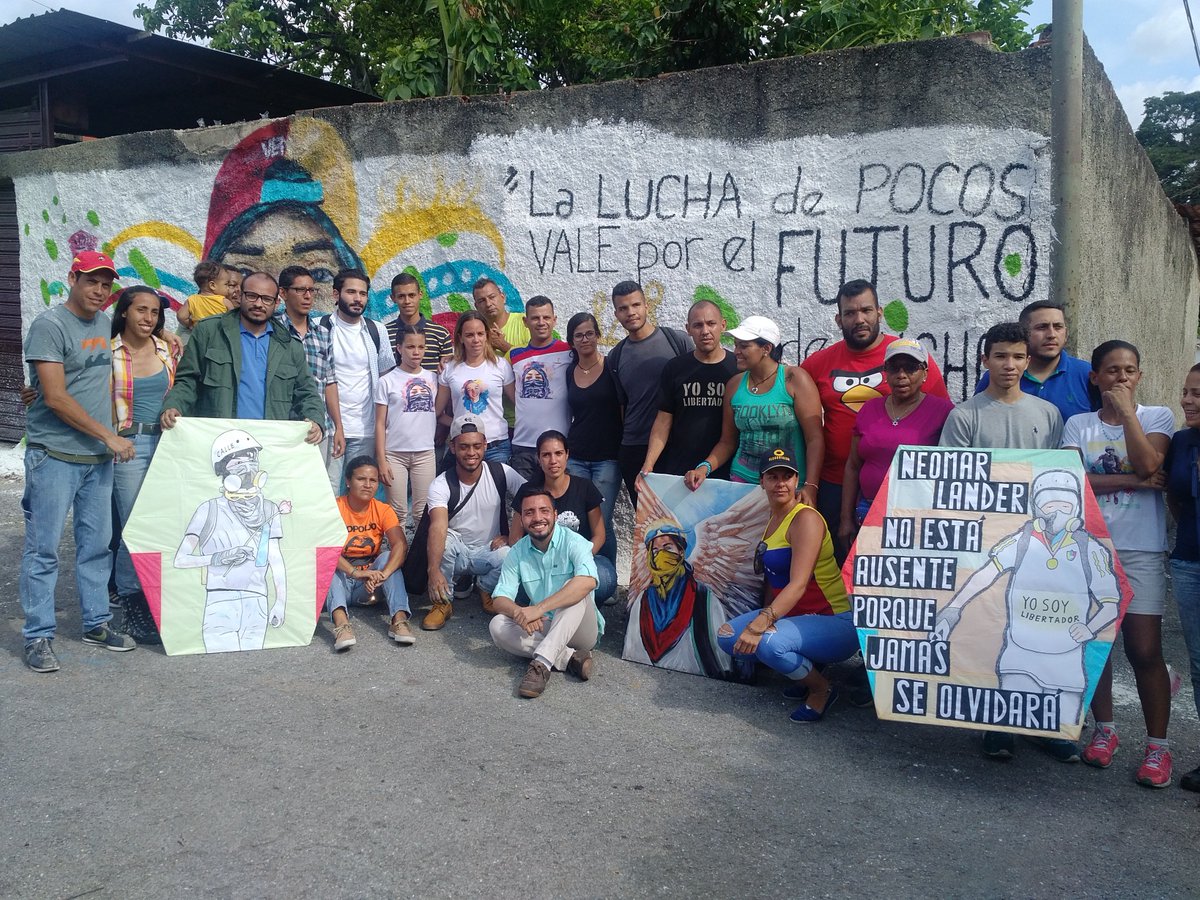 CarlosJRojas13's tweet photo. Conmovedor homenaje el realizado a nuestro joven mártir #NeomarLander a pocos metros de su casa en #Guarenas, quedó hermoso el mural diseñado por el artista plástico @andartes_1 el cual pintamos junto a sus vecinos y familia ¡La lucha de pocos vale por el futuro de muchos! #10Jun https://t.co/IDrUR1zsJG