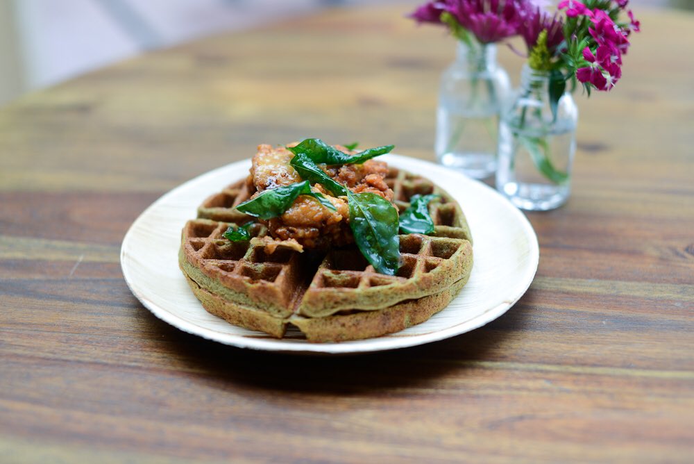 dessertbuzz's tweet photo. ⭐️Pastry chefs doing savory⭐️
Here’s @MiroUskokovic’s sublime green waffles w/ buttermilk fried chicken, mung bean, curry leaf, honey butter part of @EdibleBrooklyn’s #cheflab series https://t.co/EQKnR3DaJA