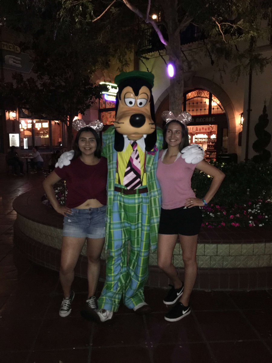 jackychavez14's tweet photo. First time going to Disneyland glad I got to spend it with my friends โค #GradNite2018 https://t.co/TFGlWtZzNh