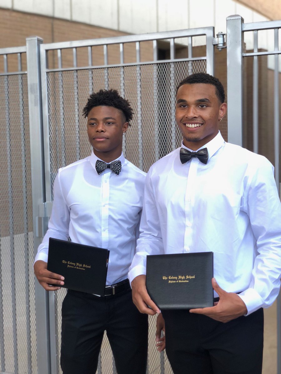 khalilclark07's tweet photo. Momma we made it❗️❗️#gradszn2018 https://t.co/za9m0Yx53z