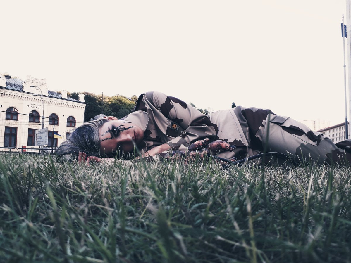 Maria_DTenn's tweet photo. @Kojima_Hideo @HIDEO_KOJIMA_EN @KojiPro2015 @theofficialmads 

Doing a cosplay with my friend while waiting for a new Death Stranding trailer by incredible Hideo Kojima ✨ https://t.co/BHwsxiFKFe
