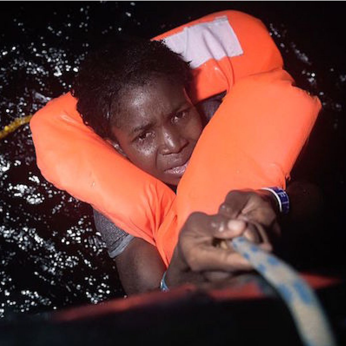 caritas_milano's tweet photo. Perché ho avuto fame e non mi avete dato da mangiare; 
ho avuto sete e non mi avete dato da bere;  
ero forestiero e non mi avete #ospitato

Matteo 25,35

#RestiamoUmani 
#Aquarius https://t.co/HC4bptUHnb