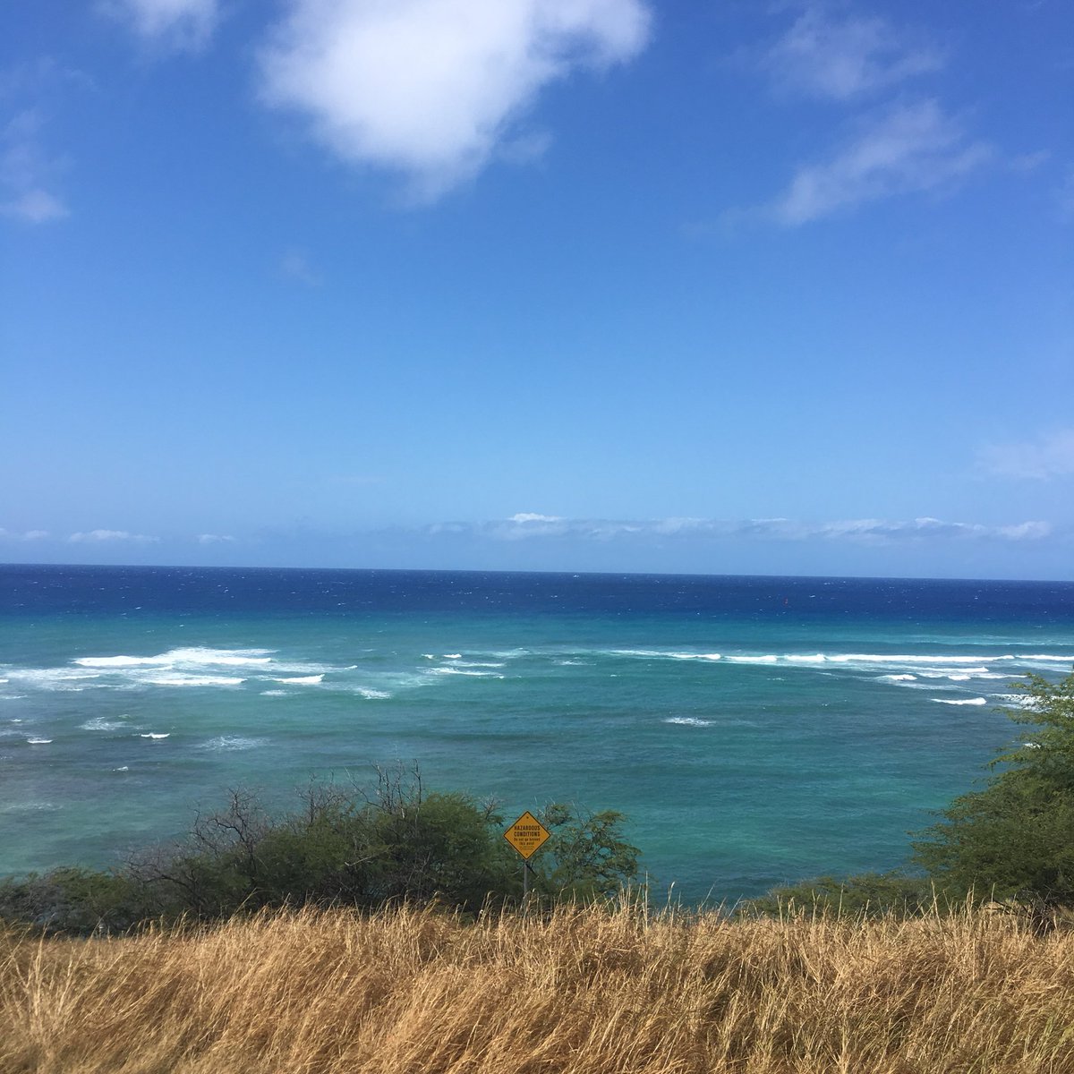 SmallkineC's tweet photo. Walking down to Diamond Head beach. #sundayfunday #hawaii #aloha #alwaysbeach https://t.co/tTXe5aonDu