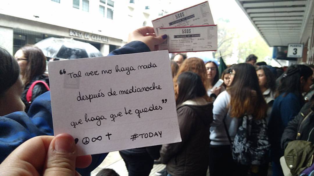 The5SOSMafia's tweet photo. (Y estas son de mis favoritas. En la primera, estaba por subir al avión a las 7 am. En la segunda aparecen algunos de los mafiosos que fueron a la juntada del día sábado. Y la tercera es en la fila del Luna Park)
#GoodbyeSGFG #GoodbyeSanFrancisco #GoodbyeVapor #Team5SOS https://t.co/gVVyI55Exm