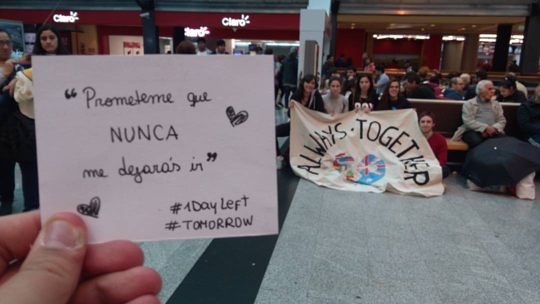 The5SOSMafia's tweet photo. (Y estas son de mis favoritas. En la primera, estaba por subir al avión a las 7 am. En la segunda aparecen algunos de los mafiosos que fueron a la juntada del día sábado. Y la tercera es en la fila del Luna Park)
#GoodbyeSGFG #GoodbyeSanFrancisco #GoodbyeVapor #Team5SOS https://t.co/gVVyI55Exm