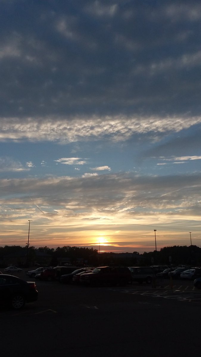 punkybear1969's tweet photo. Sunset over walmart parking lot June 7th 2018.#sunsets #wallmart https://t.co/1G6mqiIpI7