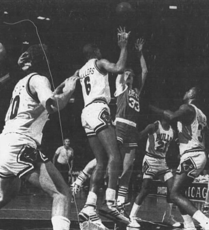 BullsHistory's tweet photo. 15 4th quarter Bird points accompanied a #Bulls collapse as Boston swept Chicago out of the playoffs for the 2nd straight season in 1987. Jordan himself went 0-6 in the 4th as the Bulls shot 5-22 and missed 7 free throws down the stretch on April 28, 1987 #NBA #NB87 https://t.co/bHRK8vUylS