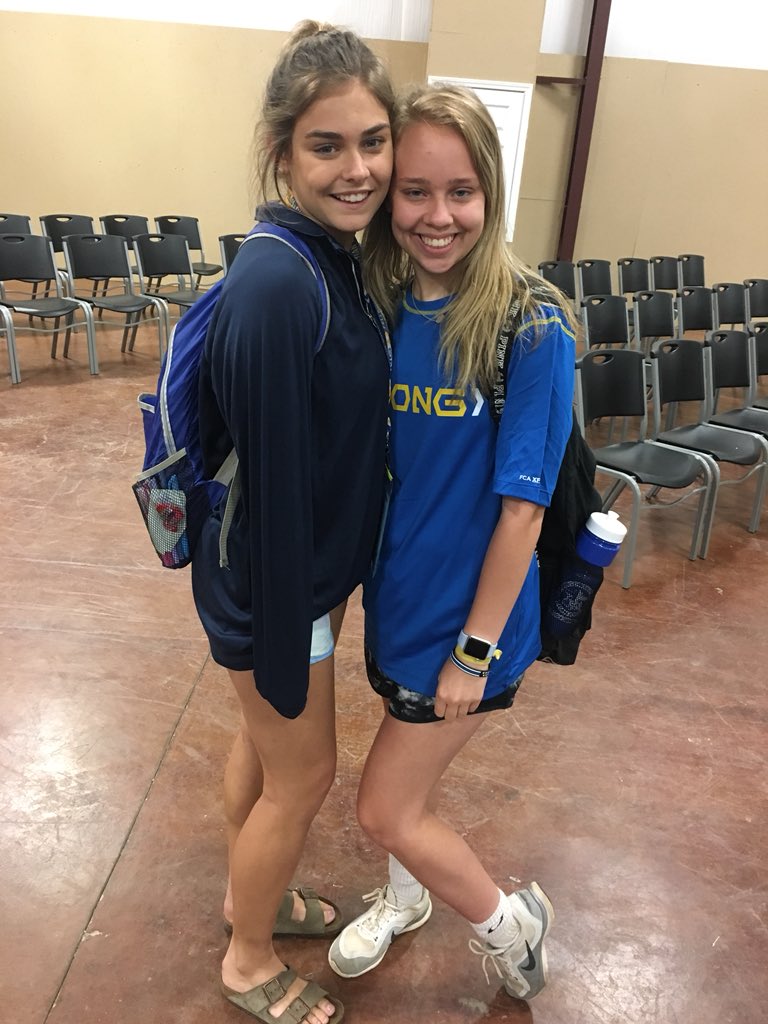 DawnHampton17's tweet photo. love being an FCA huddle leader, it was an experience of a lifetime💙 https://t.co/vpGgSr8lhd