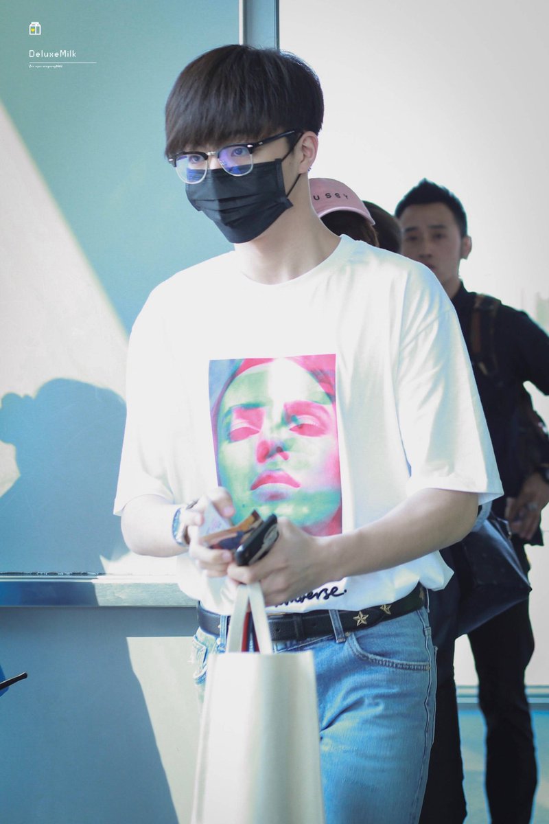 ChenLinongTeam's tweet photo. 180611 | #ChenLiNong @ Nanjing Airport departure ✈ Beijing

Cr. DeluxeMilk_1003

#THXwithLOVEinNanjing
#ChenLinong @n30201 #NINE
#陈立农 #Ninepercent #陈立農 #百分之九少年 @NINEPERCENT_IC #百分之九 https://t.co/N8vs00BlIq