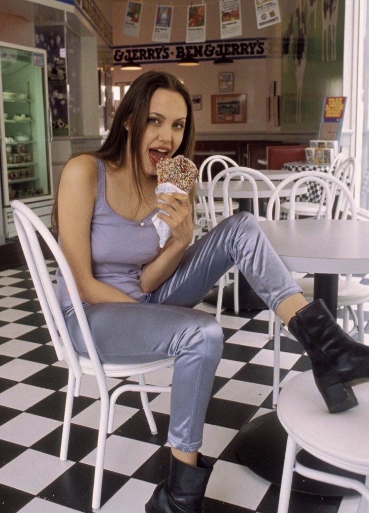 pictures's tweet photo. Angelina Jolie, 1994 https://t.co/qo297n8ZBc