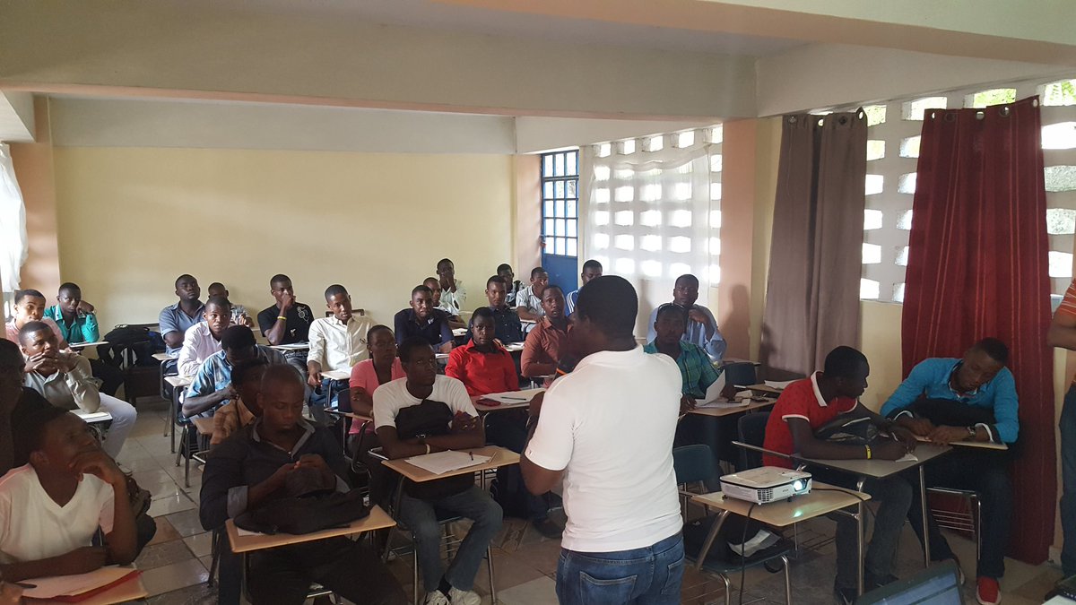 jpehaiti's tweet photo. 3èm e dènye jou seminè sou kronik spò a sete jodi a. Mwen ak Natoux te kontan pataje anpil koze football ak klas la ⚽️⚽️⚽️😊 https://t.co/TSG8KW0Tvd