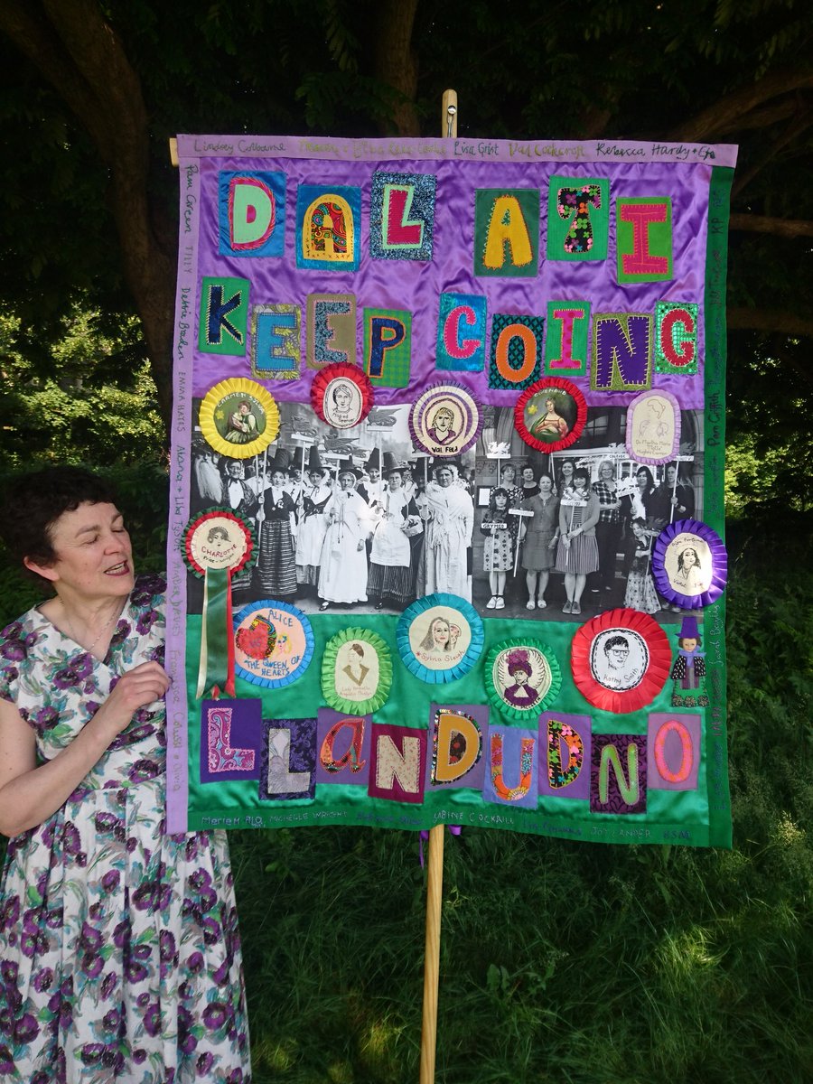 gwawrster's tweet photo. One of many brilliant Welsh banners. I love the stovepipe hats from 1918. Dal ati! @MOSTYN_Wales_ #PROCESSIONS2018 #PROCESSIONSCARDIFF https://t.co/8LTq6pe2Oo