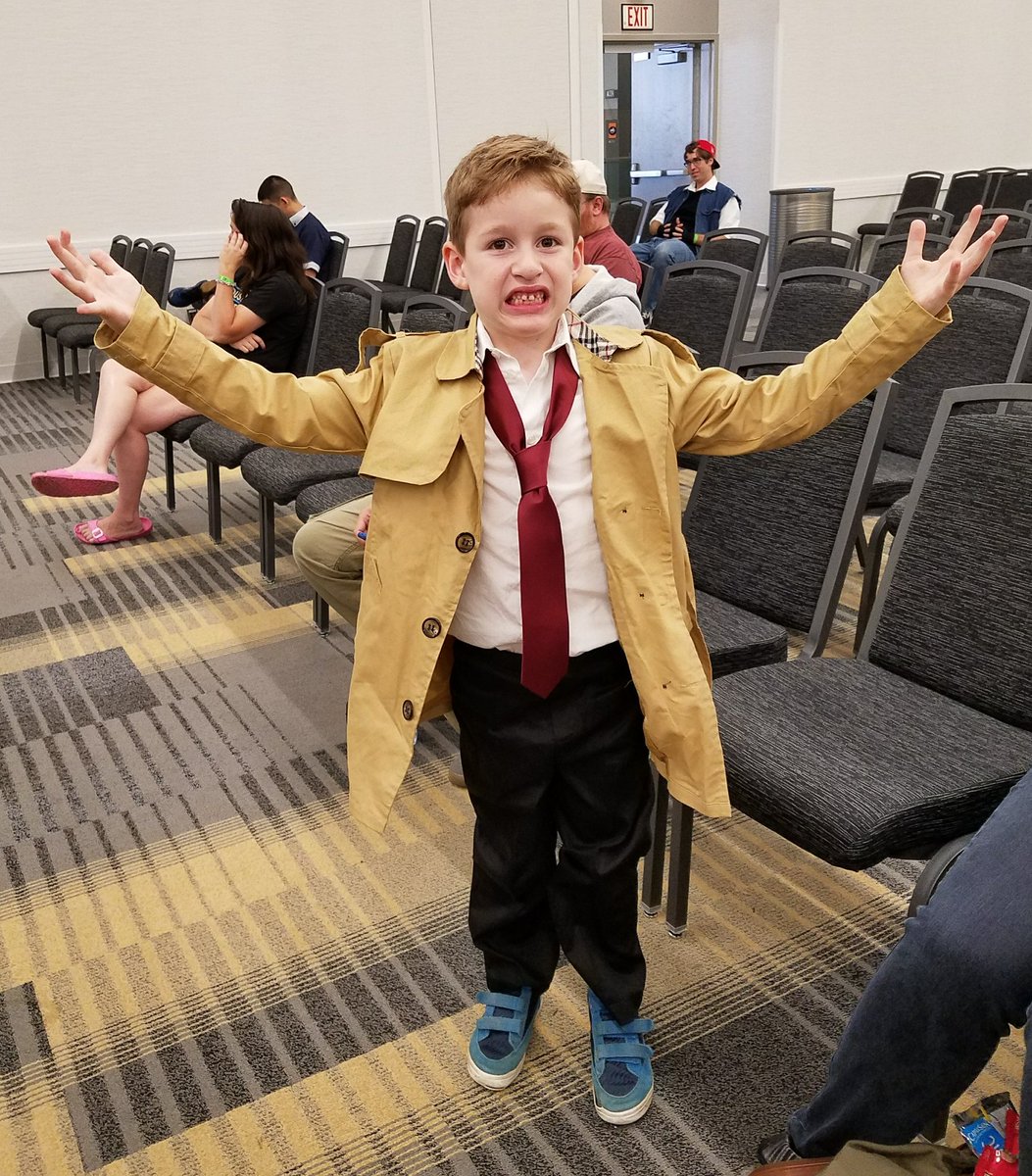 KimMerville's tweet photo. A Wee John #Constantine 🇬🇧👔at #WizardWorldColumbus before @MattRyanReal's Q&A Panel On Sunday.
#MiniMage💥🇬🇧👔 https://t.co/Hd2ZaDdg8I