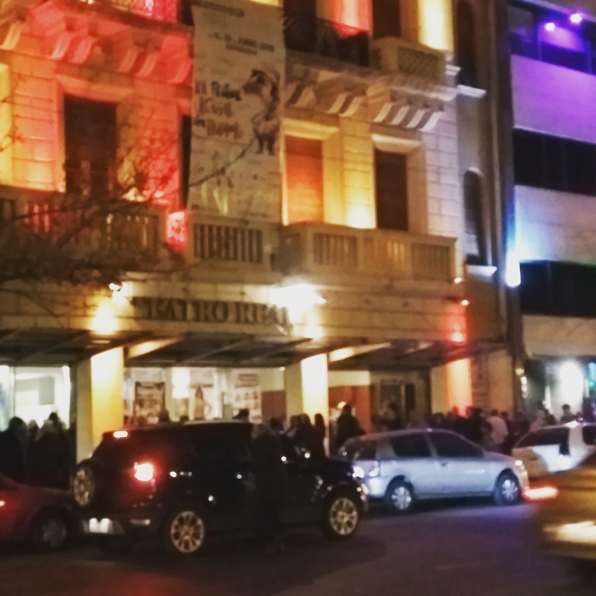 FesTeatroCba's tweet photo. Última noche de #PensarConHumor2018 con "Entre la peperina y el Clonazepam". El festival se despide con la sala mayor del Teatro Real repleta. ¡Gracias por acompañarnos en una entrega más del Festival! @AgCbaCultura @raulsansica https://t.co/uv6SCqKUDu