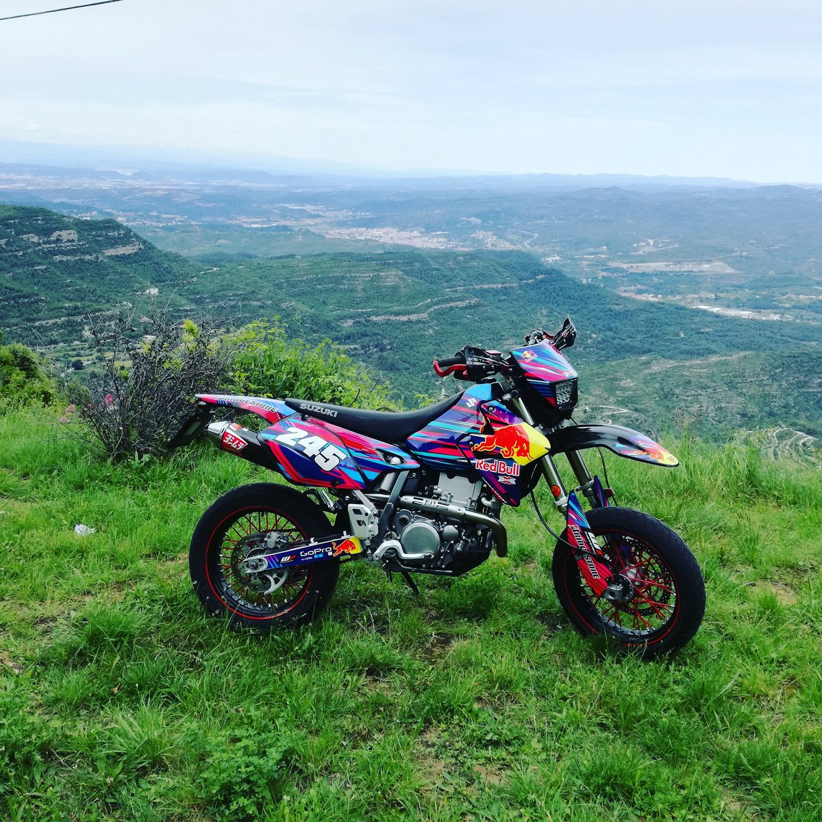 TheSHOTE94's tweet photo. #suzuki #drz #yoshimura 😍 https://t.co/SvKYRHz5Et