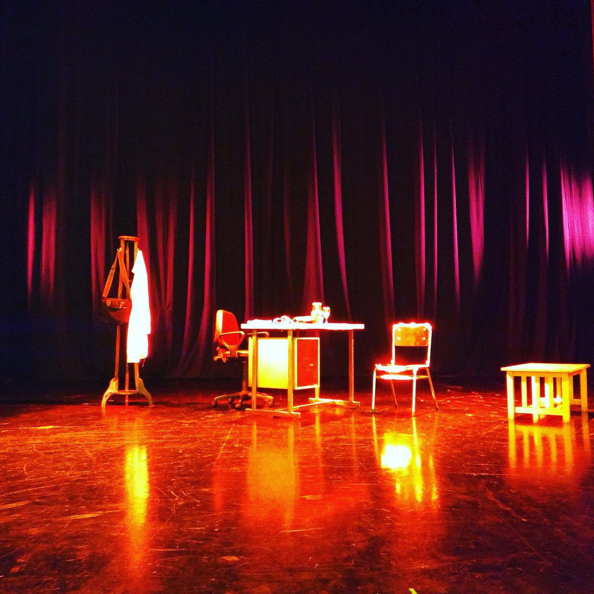 FesTeatroCba's tweet photo. Todo listo para la función de "Entre la peperina y el Clonazepam", la obra de Doña Jovita y Carlos Presman. #PensarConHumor2018 @AgCbaCultura @raulsansica https://t.co/uRk688OAp4