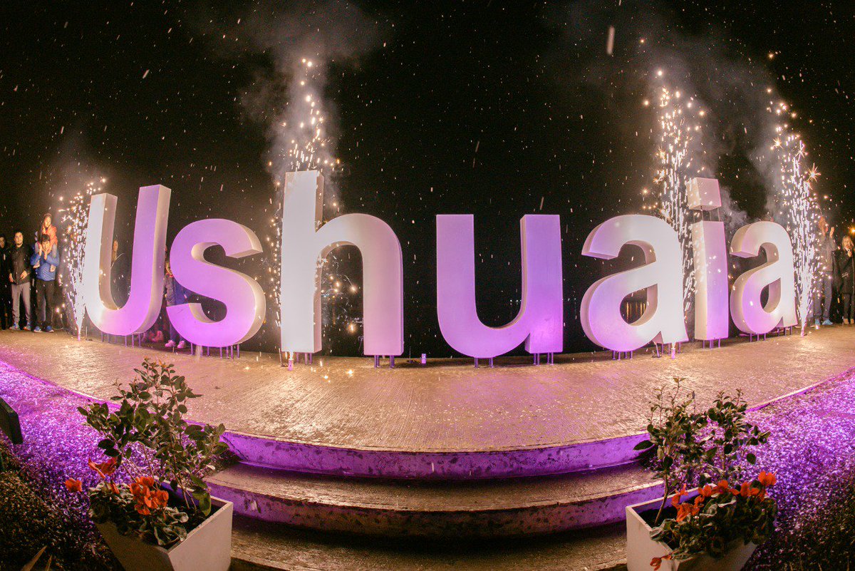 WalterVuotoTDF's tweet photo. Hay que destacar la idea del Colegio De Arquitectos para crear este nuevo hito urbano y el acompañamiento de la Agencia de Desarrollo Ushuaia y cámaras empresariales para concretar está nueva postal. #UshuaiaMásLinda #UshuaiaSomosTodos https://t.co/HInS0xpfCJ
