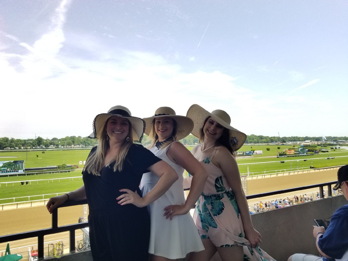 Amore_Victoria's tweet photo. And they're off!!! 🐎 #BelmontStakes 💸 #DomPerignon 🍾 #TripleCrown 👑👑👑 https://t.co/dTIC8xW5VS