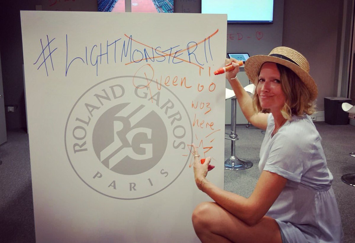 EllaLing23's tweet photo. Bit of #graffiti to wrap up @rolandgarros 2018! The demolition of the legendary #presscentre underneath court #PhilippeChatrier begins tomorrow, paving way for a 21st century update..#itsbeenemotional #press #media #photographer #tennis #lightqueen 😉😋 a l’annee prochaine... https://t.co/evBmhry7nF