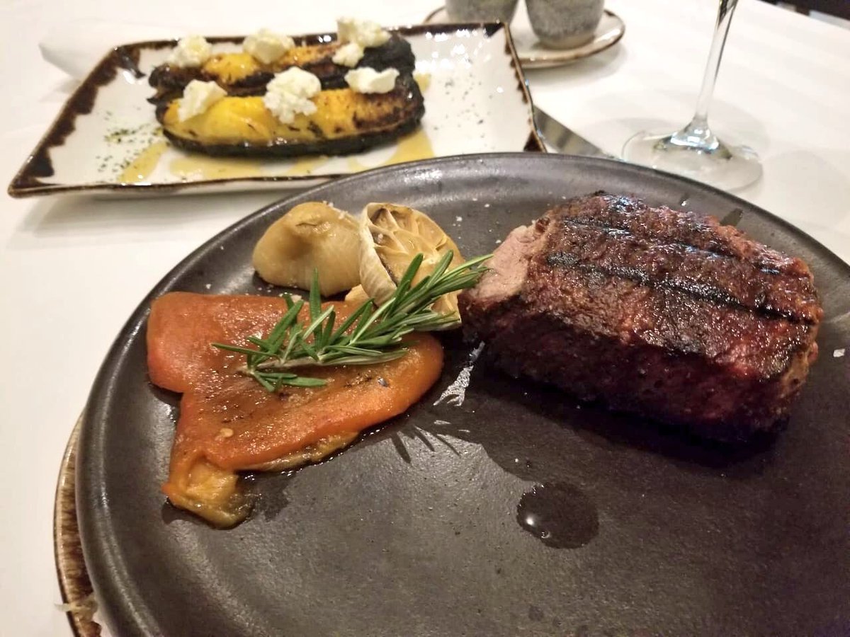 FelixPortes's tweet image. Tenderloin, ajo y cebolla asada con maduros asados bañados en miel y aceite de trufa con toque de queso crema ...  #ElFinal #Turo
