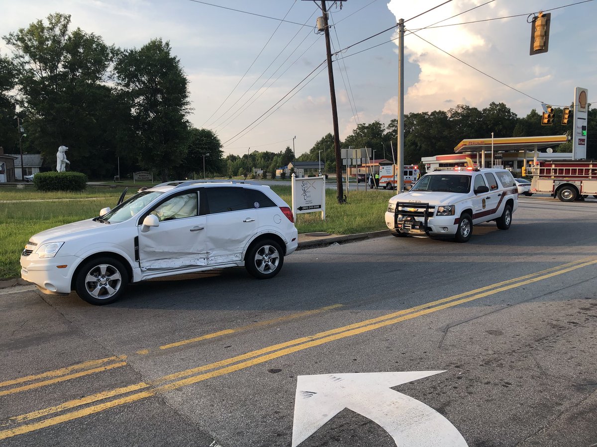 davidrogersnews's tweet photo. Greenville county. SCHP, @SGFDCHIEF firefighters, and Greenville County EMS on scene MVA. Highway 25 and 418 at Ware Place. @CarolinaScanner https://t.co/4KtfUXkbNV