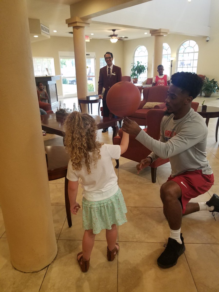 Crystal97863697's tweet photo. One of the @Globies was checking into @diamondresorts here at The Suites at Fall Creek! My daughter noticed him doing some tricks with his basketball.....He walked right and offered to teach her a trick. #Thankful this man openly shares his gift! #SuperNicePeopleRock https://t.co/3xGVkXz6Uv