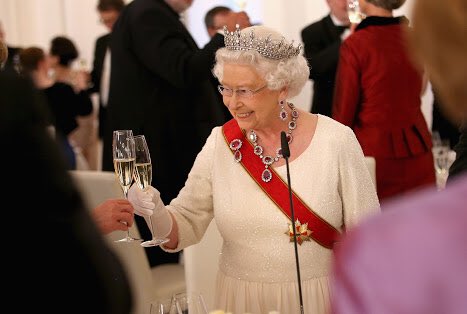 vin_fritz's tweet photo. Did you know the #Queen drinks 4 glasses of #wine per day? Now that’s living! #HappyBirthday Ol’ Gal! #longweekend #FunFact #party #cheers #winelover @onceuponawine_ @winewankers @DemiCassiani https://t.co/238V1jpspE