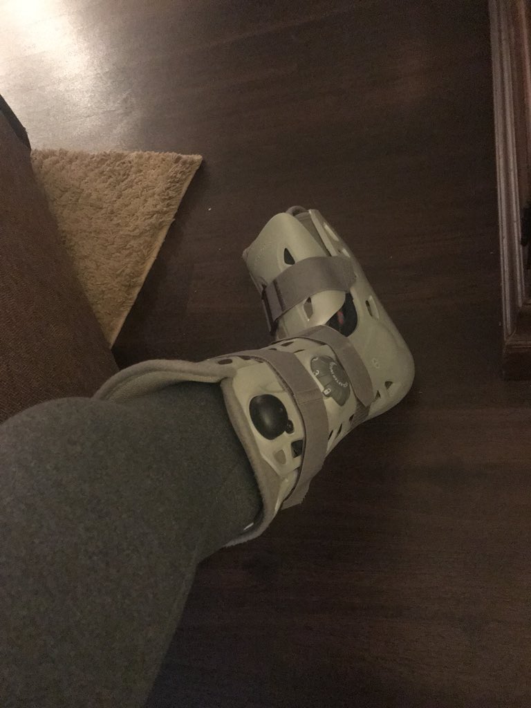 CharyshMe's tweet image. Been in this boot for almost 6 months and still have to be in it after surgery..🙄 #bootlife #stillkeepmoving