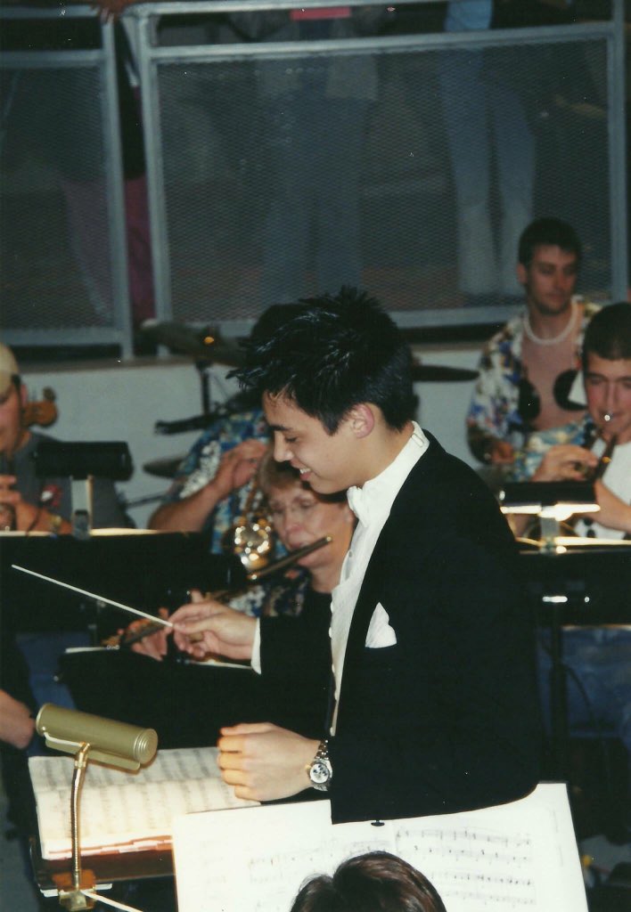 nicodemous6's tweet photo. Me my freshman year conducting the orchestra for my high school’s 2001 production of #fiddlerontheroof #TonyDreaming 😹🌈🎭🎟🎻 https://t.co/CFDP6k78zl