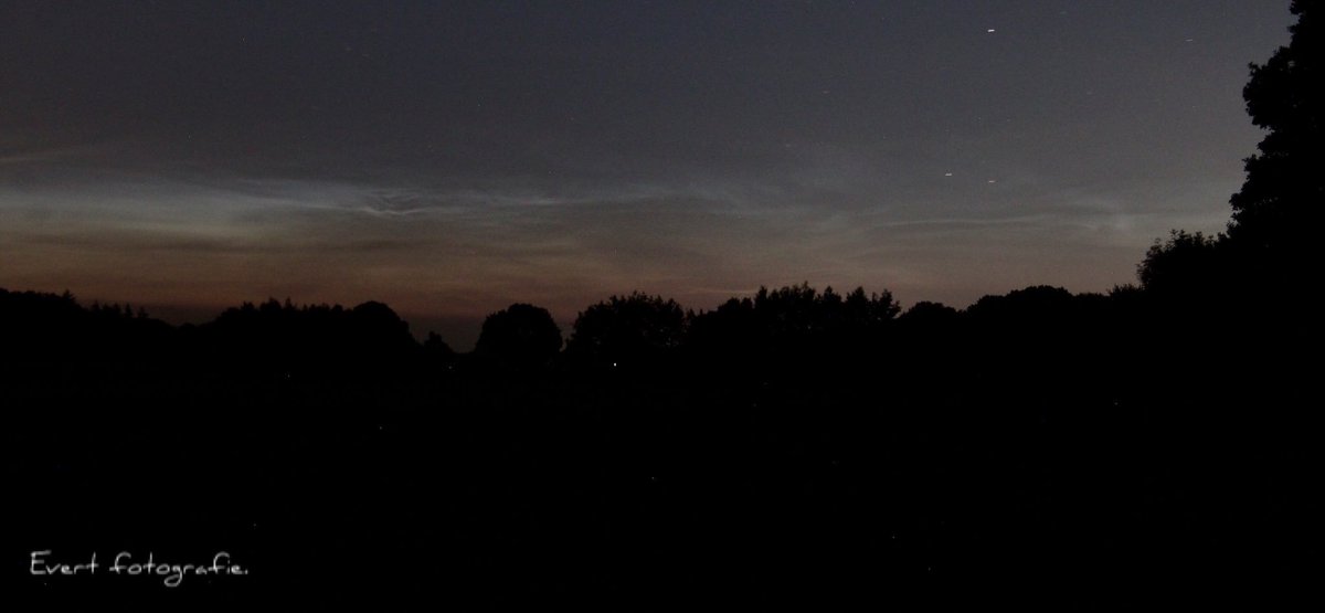 Live 02:16Check #lichtendenachtwolken #Noctilucent #Noctilucentclouds #netherlands #hoevelaken <a href="/WilliamHuizinga/">William Huizinga</a> <a href="/BuienRadarNL/">Buienradar</a> <a href="/helgavanleur/">Helga van Leur ☀</a> <a href="/Jantje_/">Jantje_</a> <a href="/MeteoGroupWeer/">meteogroupweer</a> <a href="/weeronline/">Weeronline</a> <a href="/Ingrid_M1981/">Ingrid</a> <a href="/NoodweerBe/">NoodweerBe</a>