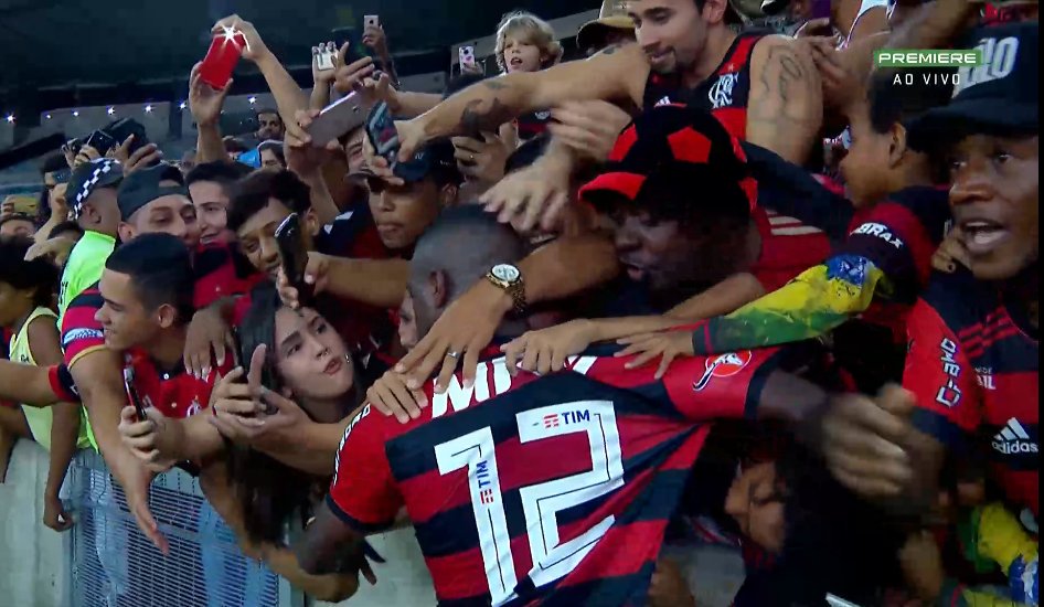 OFalsoNove's tweet photo. Garoto Vinícius Júnior se despedindo da torcida flamenguista, muito legal. https://t.co/uVbHDUuMXV