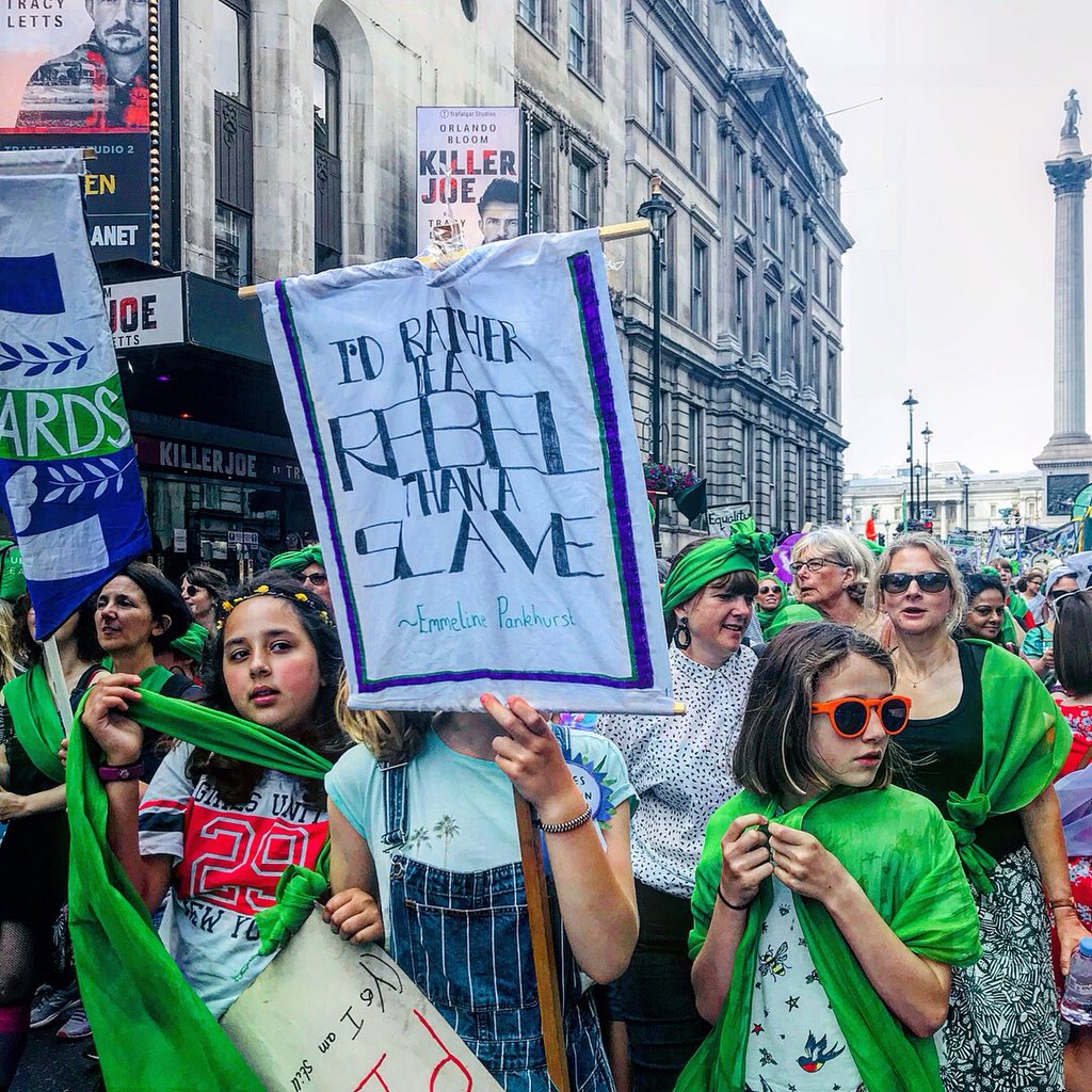 min_erre's tweet photo. Fue un hermoso domingo en el que las calles de Londres se tiΓ±eron de violeta, blanco y verde para celebrar los 100 aΓ±os del voto femenino. #PROCESSION2018 #PROCESSIONSldn https://t.co/9CaH1gs45Y