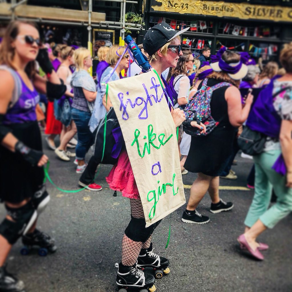 min_erre's tweet photo. Fue un hermoso domingo en el que las calles de Londres se tiΓ±eron de violeta, blanco y verde para celebrar los 100 aΓ±os del voto femenino. #PROCESSION2018 #PROCESSIONSldn https://t.co/9CaH1gs45Y