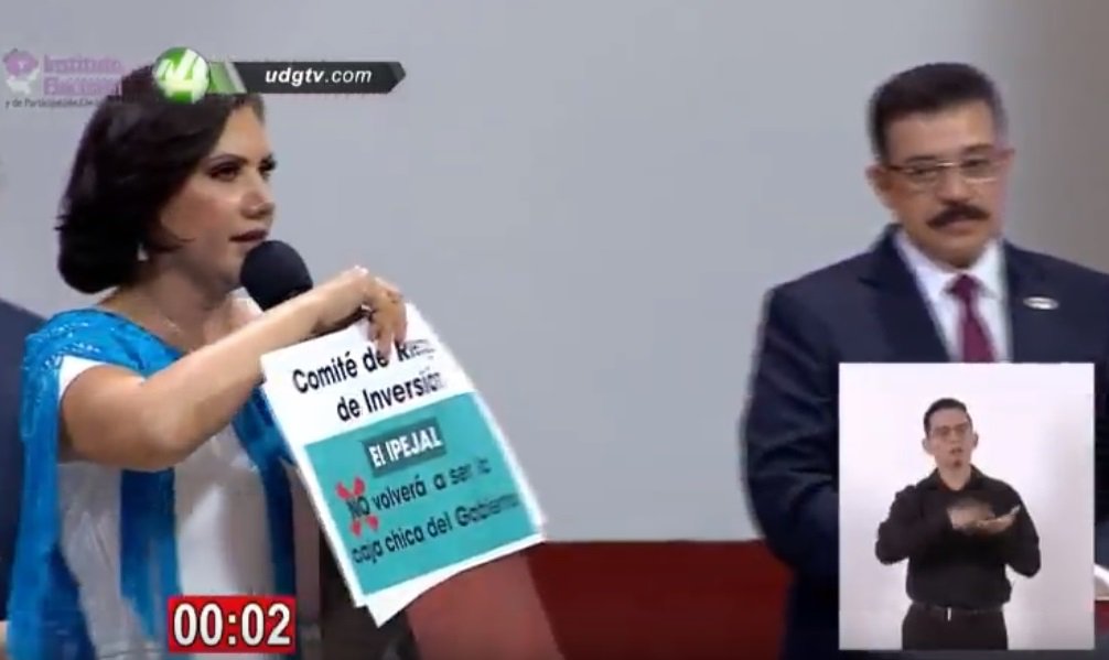 muralcom's tweet photo. #DebateJalisco @MarthaRosa2018, candidata del Panal, entrega caja de omeprazol a @DrCarlosLomeli y alude el suministro de medicamentos a sobreprecio para el Ipejal. https://t.co/OqZkzxrJKF